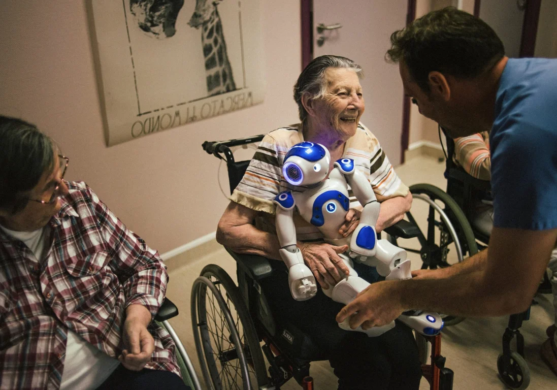 Zora: Робот-друг, который заботится о людях в домах престарелых