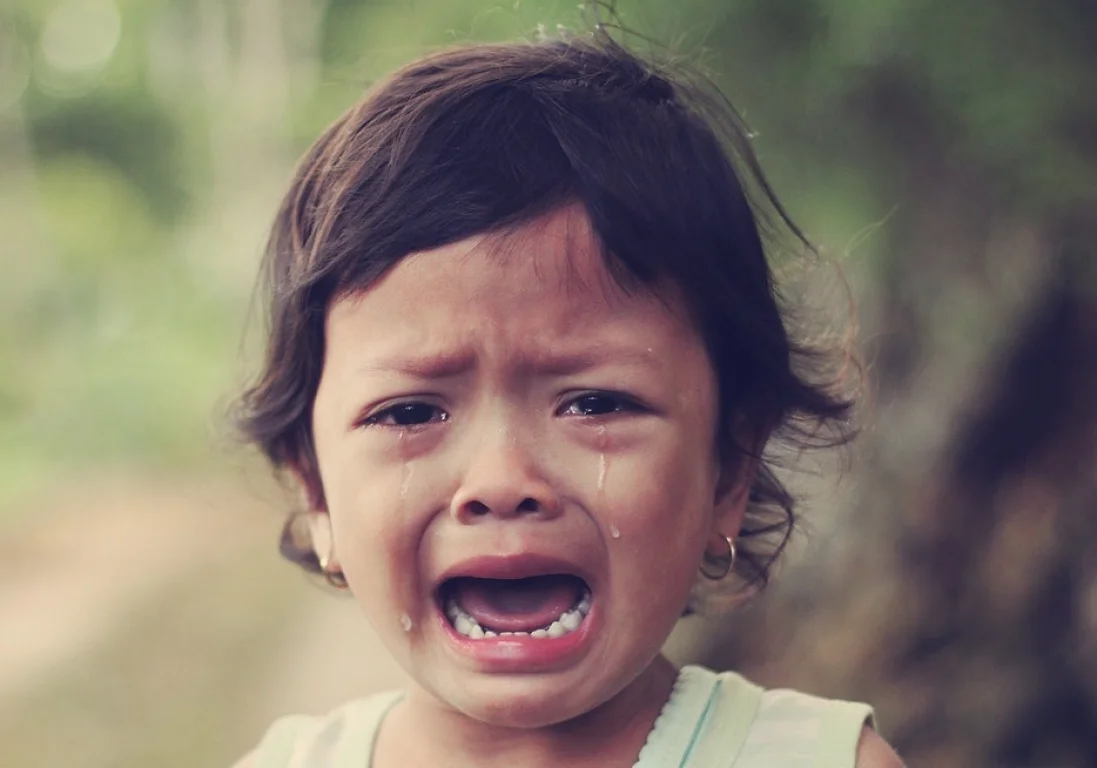 Эмоциональное насилие: Почему категорически нельзя «пранковать» детей?