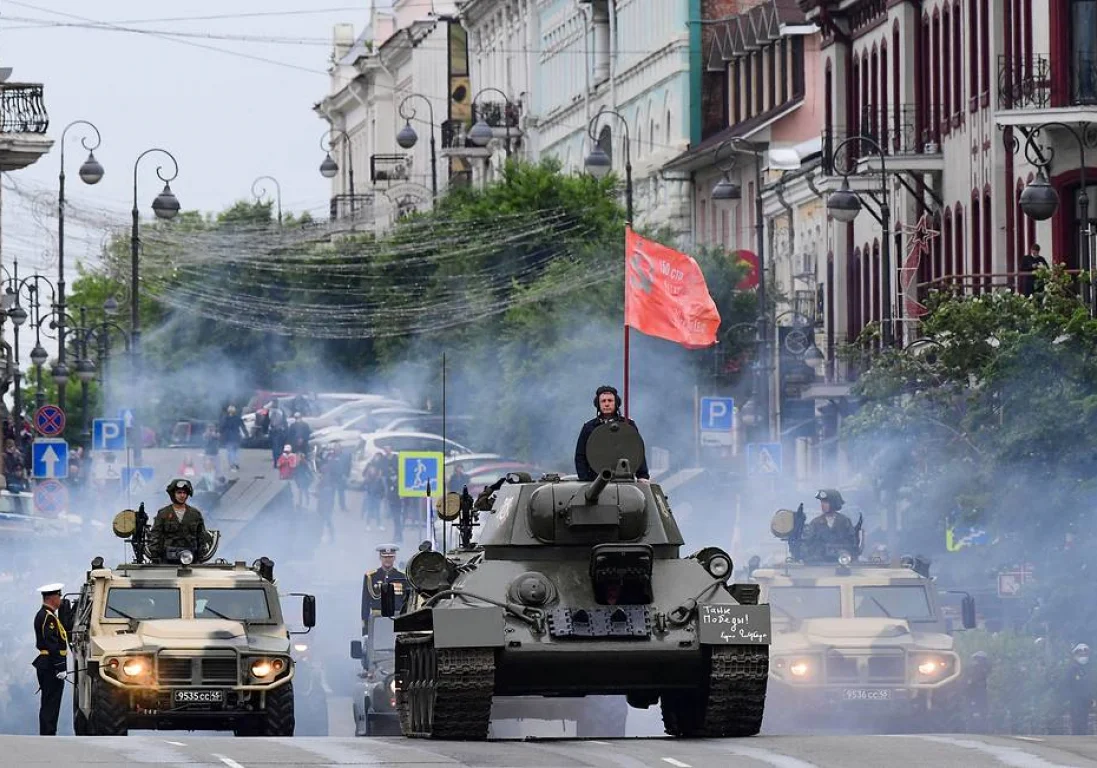 В городах России проходят парады в честь 75-летия Победы