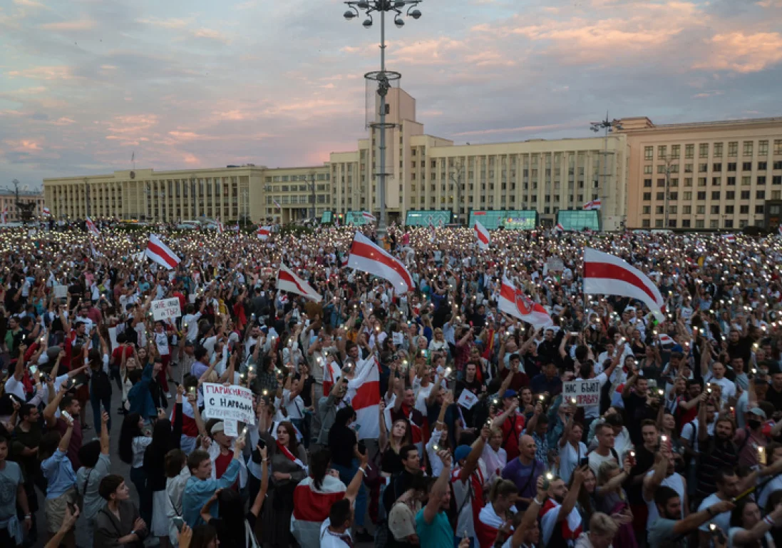 Митинги в Беларуси: попытка штурма резиденции и Лукашенко с оружием