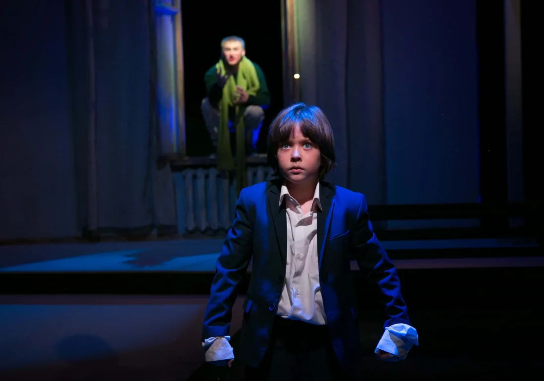 Играть на сцене в девять лет: история юной актрисы из спектакля «Мой папа — Питер Пэн»