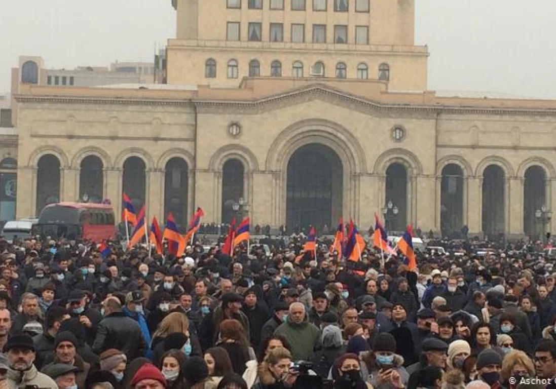 Движение в столице Армении полностью парализовано