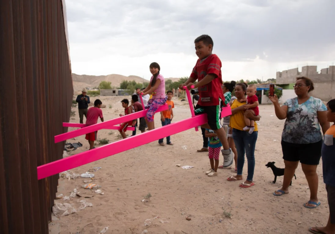 Как ярко-розовые качели на границе США и Мексики стали главной инсталляцией года