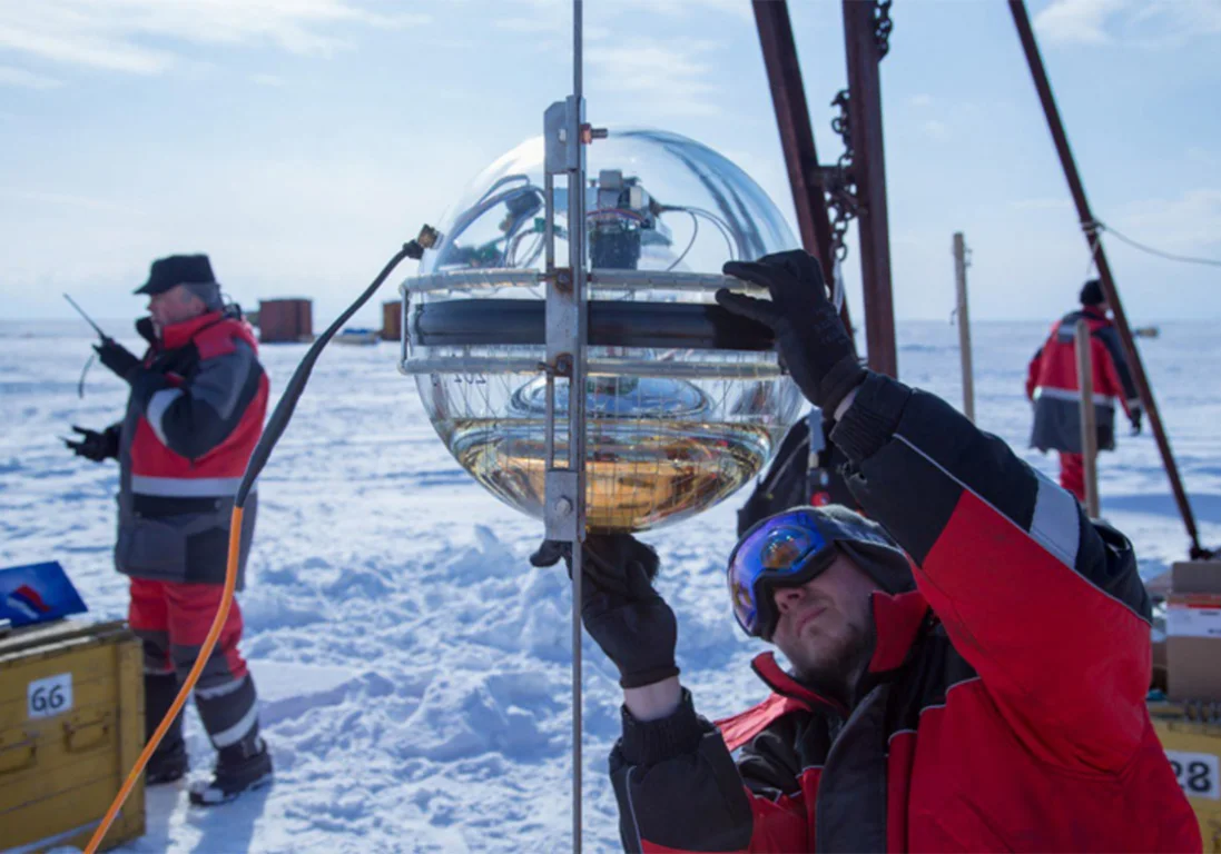 На Байкале запустили глубоководный телескоп