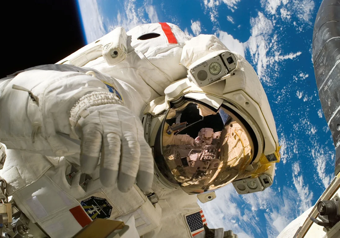 Астронавты МКС завершили шестичасовой выход в открытый космос, чтобы установить солнечные батареи
