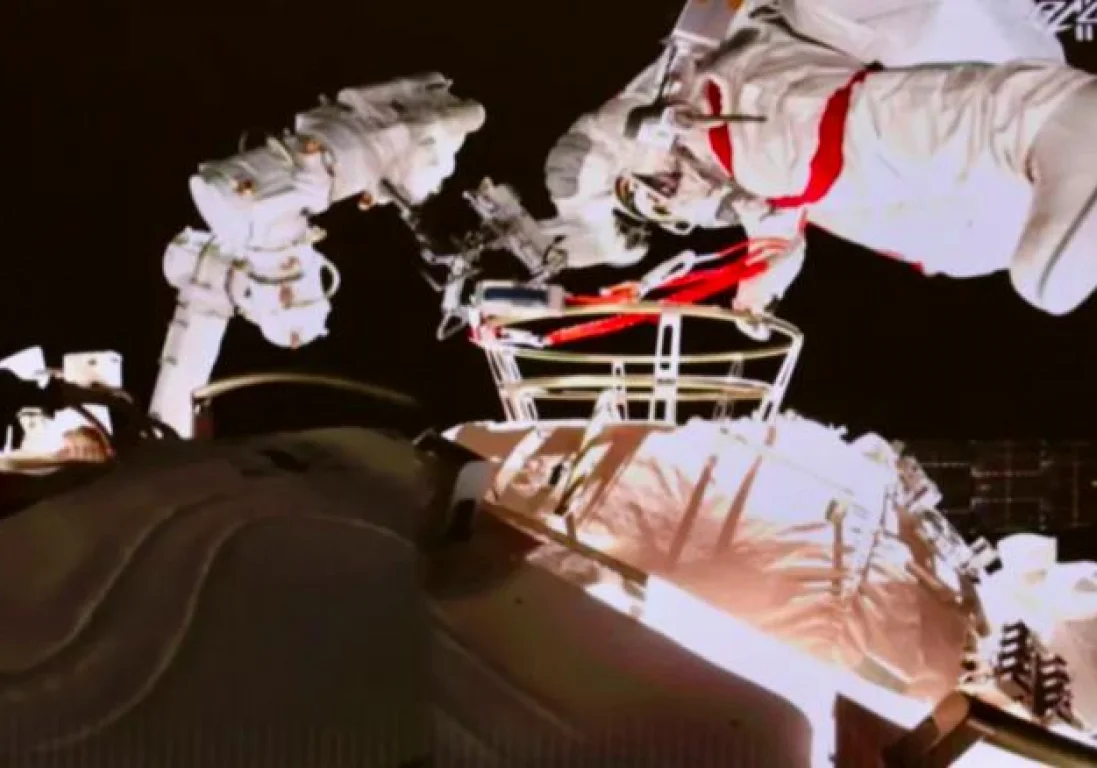 Китайские астронавты совершили второй выход в открытый космос