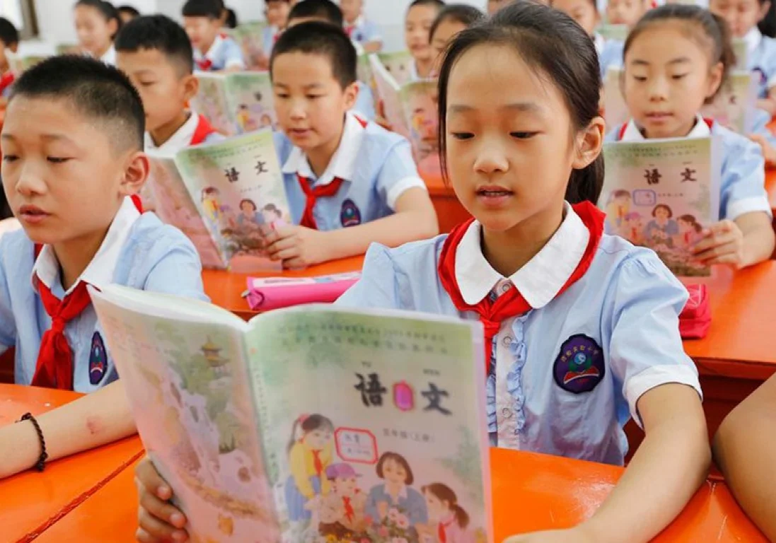 В Китае родителям несовершеннолетних запретят загружать детей учебой