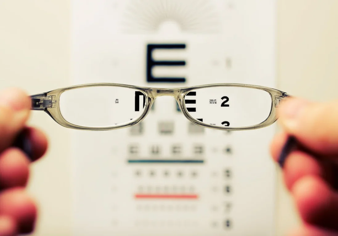Ученые из Сиднея изобрели бионические очки, которые позволят восстановить зрение