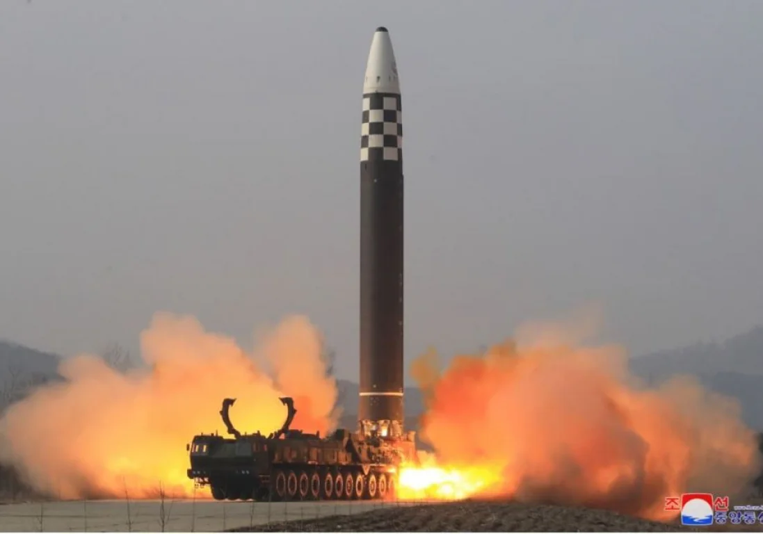 Северная Корея запустила ракету Hwasong-17