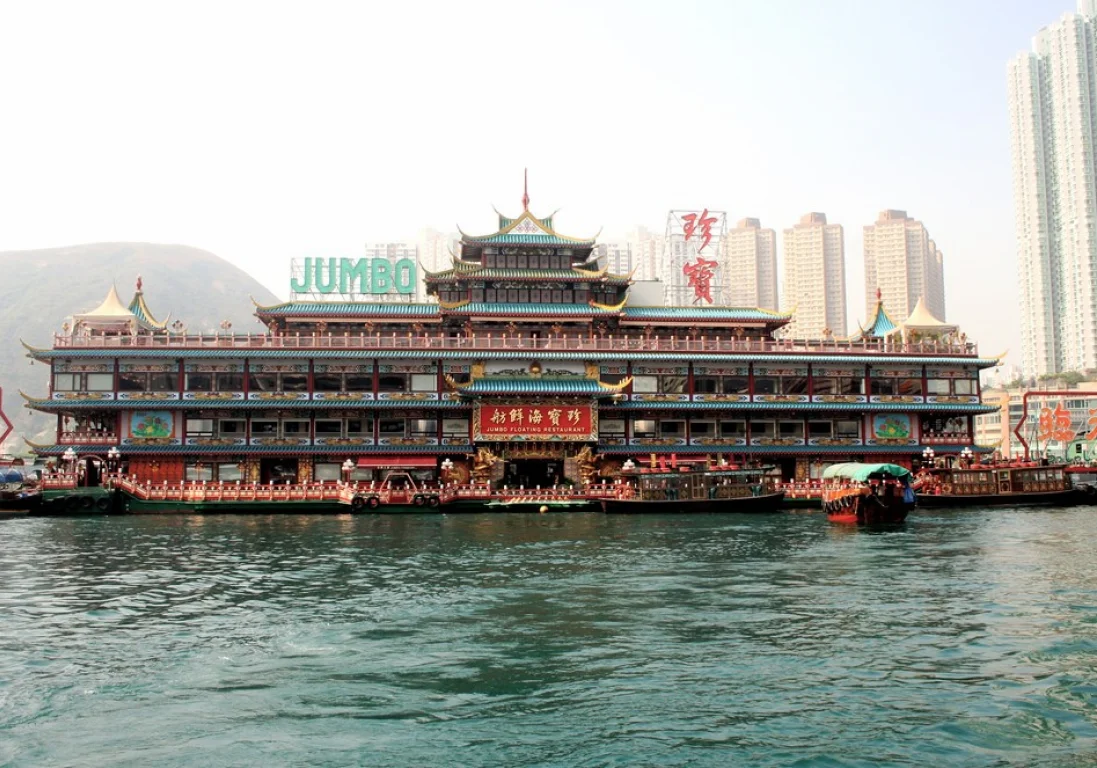 Популярный плавучий ресторан Jumbo в Гонконге затонул