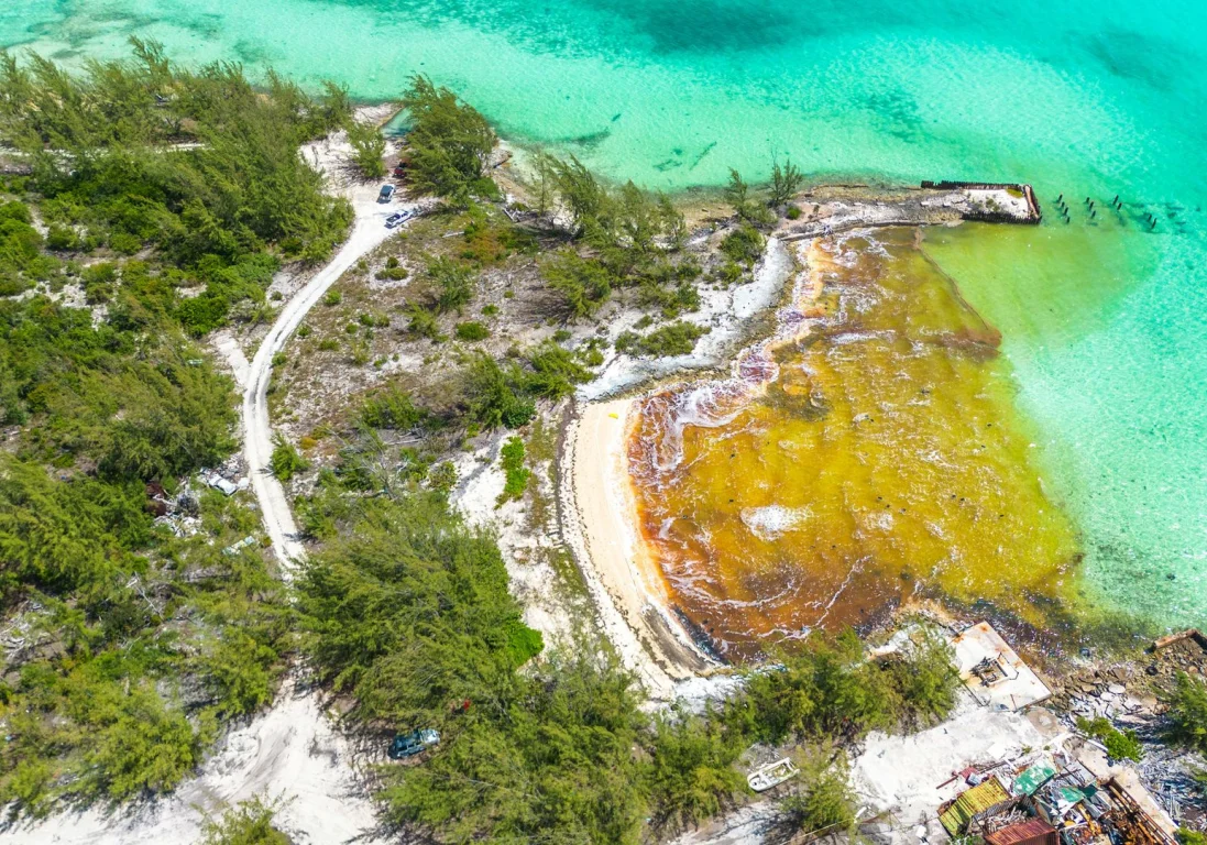 Крупный разлив нефти произошел на Багамах