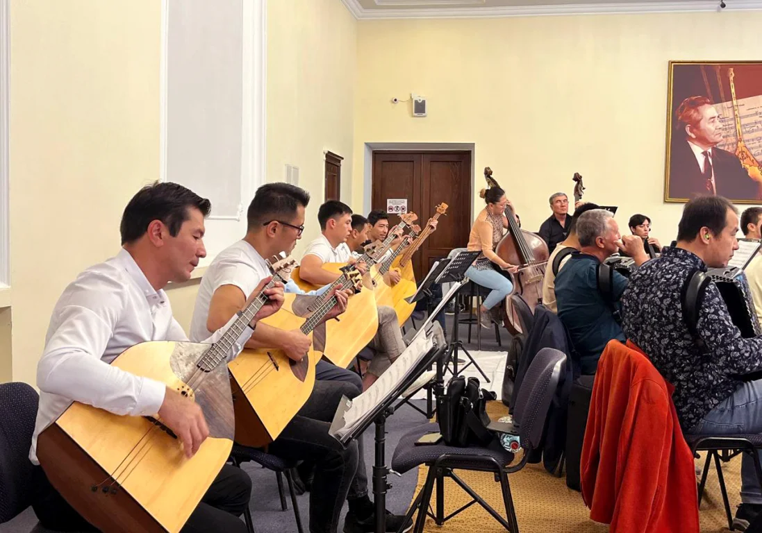 Традиционное и современное: как оркестр и этно-электронная группа исполняют казахские народные песни в новой стилистике