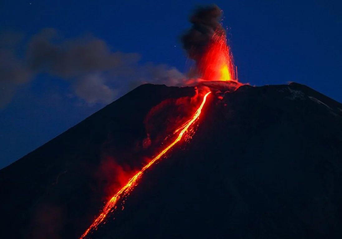 Самый высокий вулкан в Евразии начал свое извержение