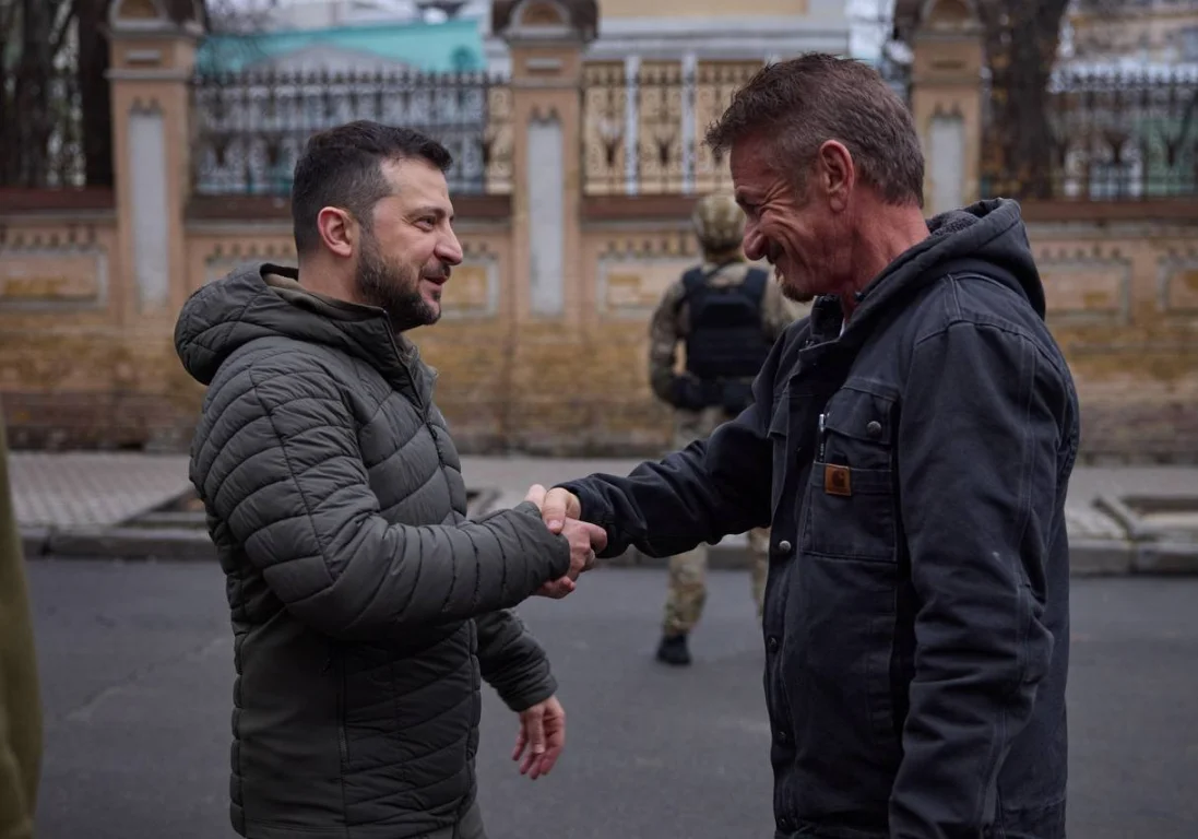 Актер Шон Пенн вручил свой «Оскар» Зеленскому в знак поддержки Украины