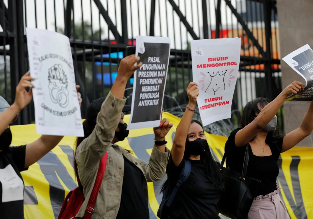 В Индонезии на законодательном уровне запретили секс вне брака. Местные жители вышли на акцию протеста