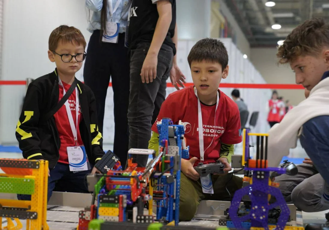 Казахстанские школьники заняли призовые места на фестивале по робототехнике в Баку