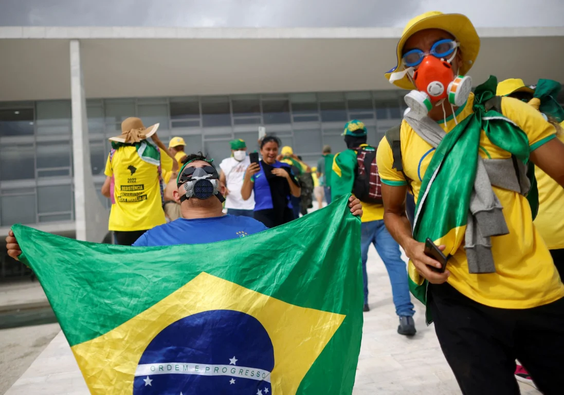 Беспорядки в Бразилии: сторонники бывшего президента штурмовали президентский дворец, здания Конгресса и Верховного суда