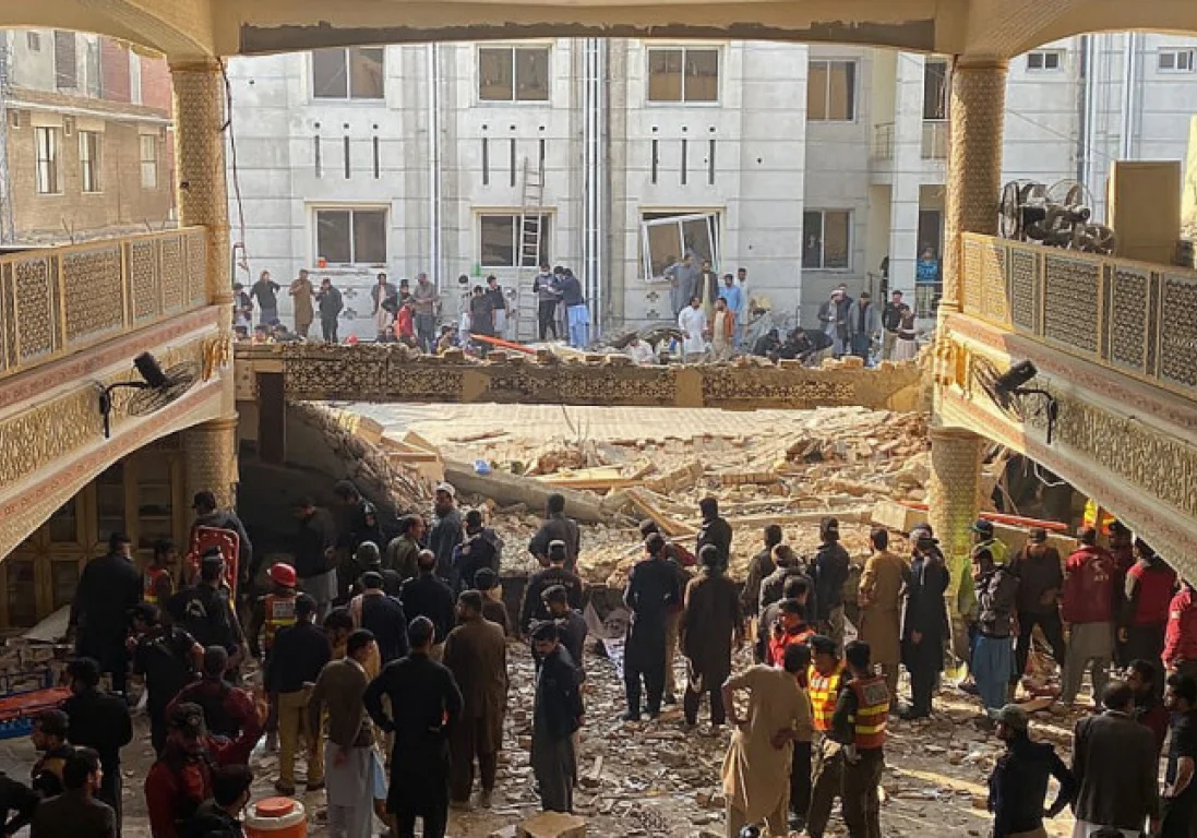 Взрыв в пакистанской мечети: погибло по меньшей мере 28 человек