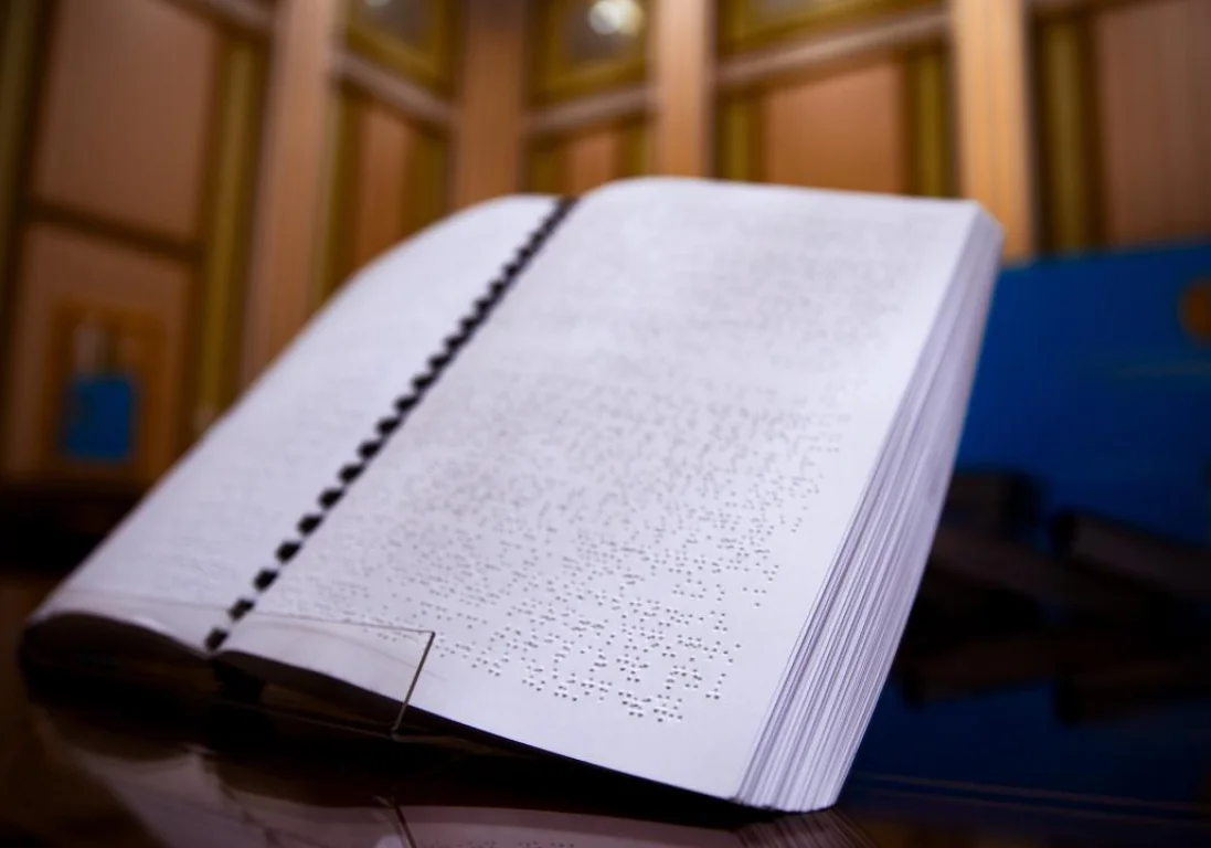 Конституцию Казахстана впервые перевели на шрифт Брайля