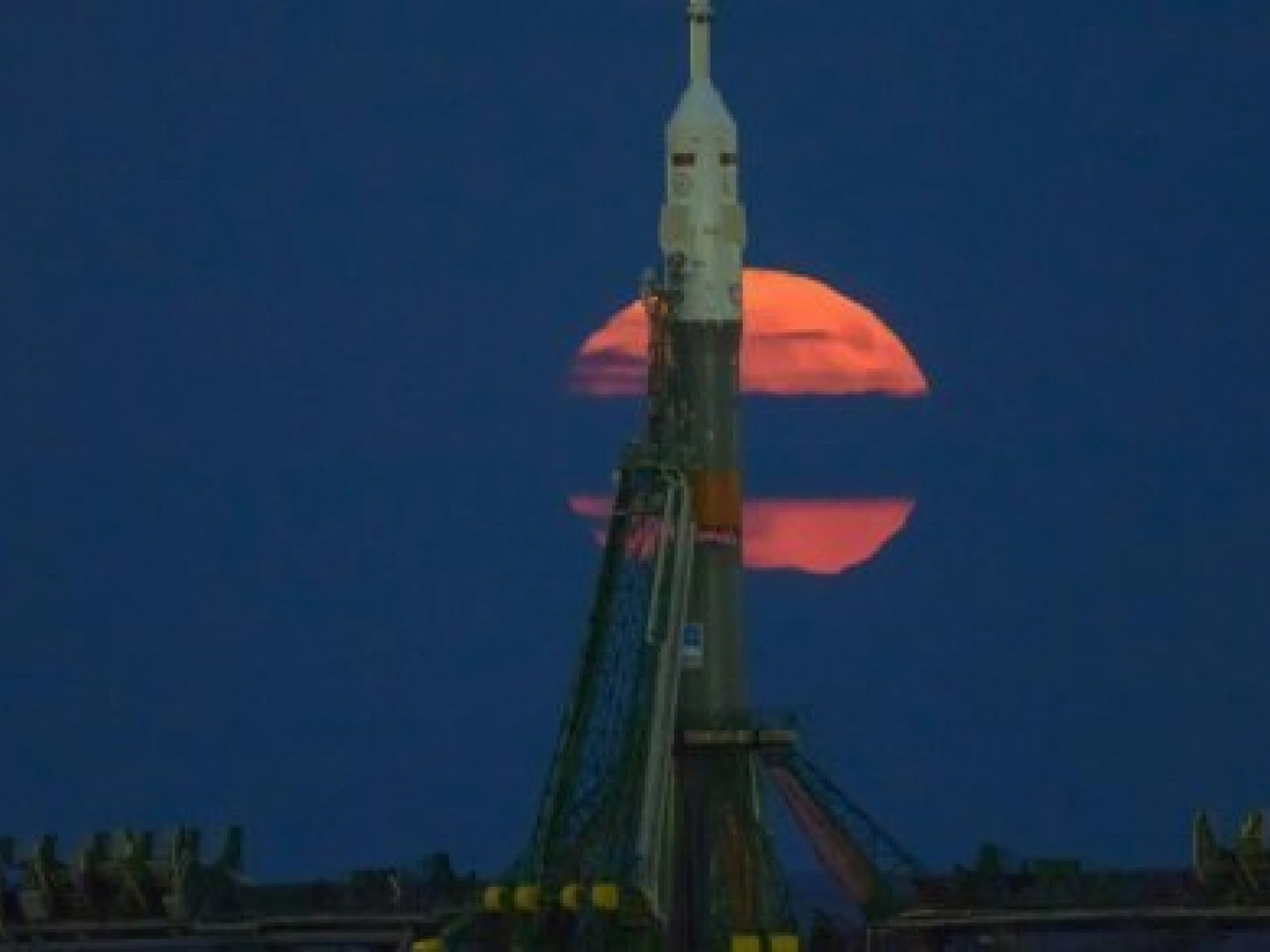 NASA опубликовало снимок захватывающего суперлуния с космодрома «Байконур»