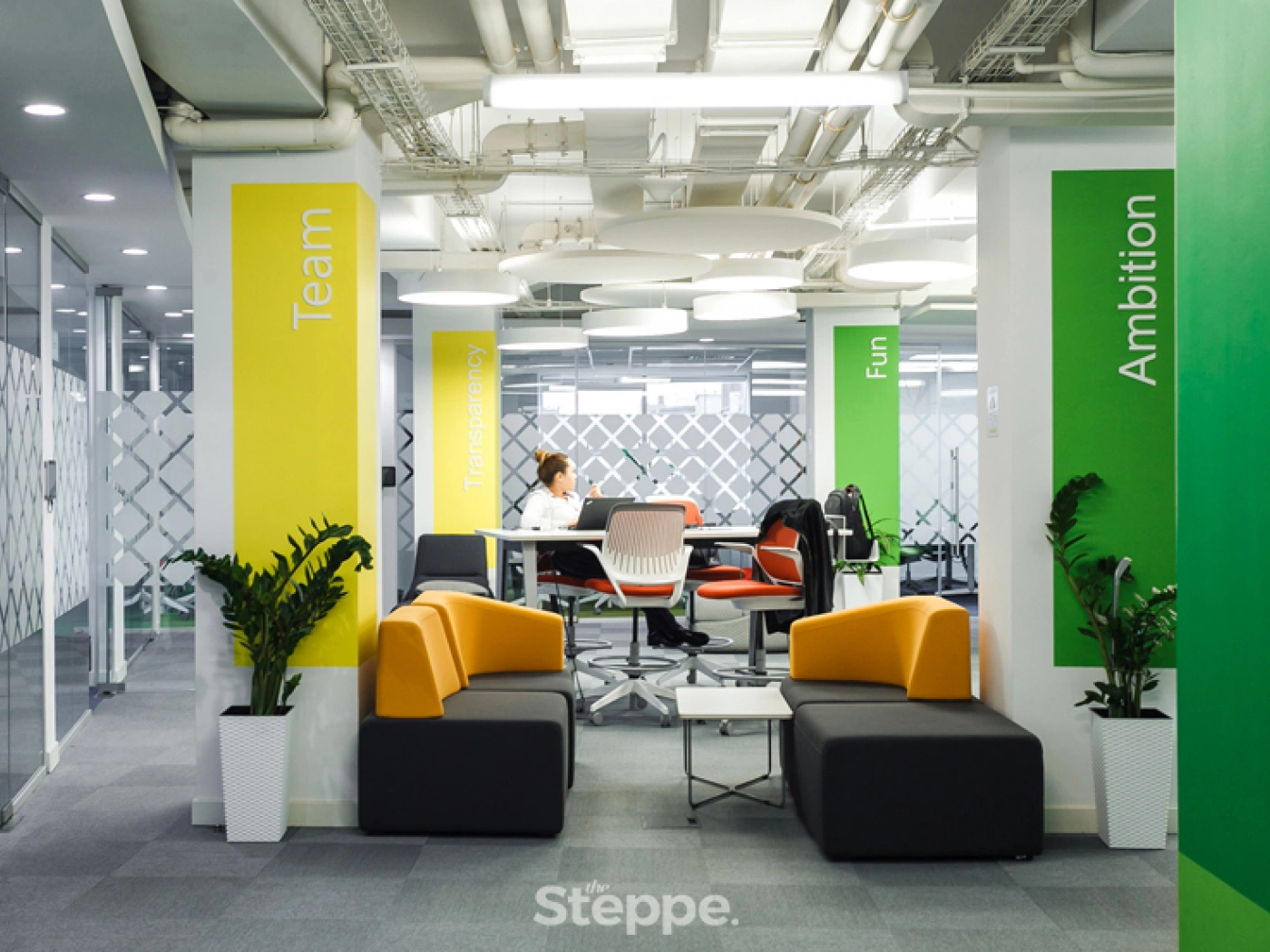 Офис мечты: Казахская юрта, массажное кресло и аквариум в open space Microsoft