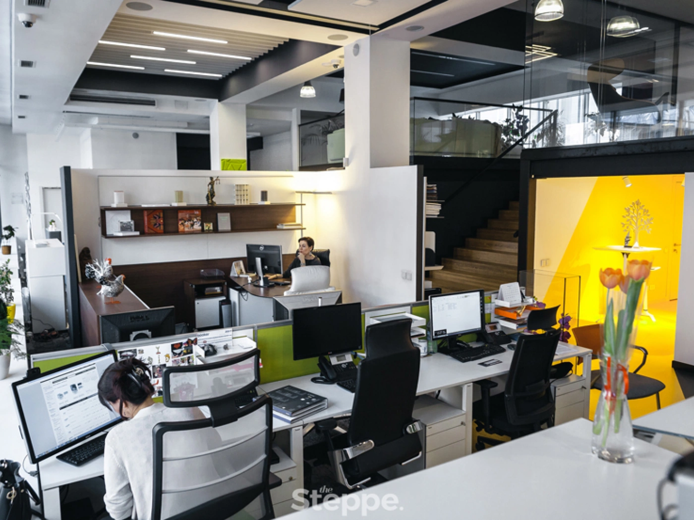 Офис мечты: солнечная комната, lounge-зоны и разные кресла в V-Time Object Office