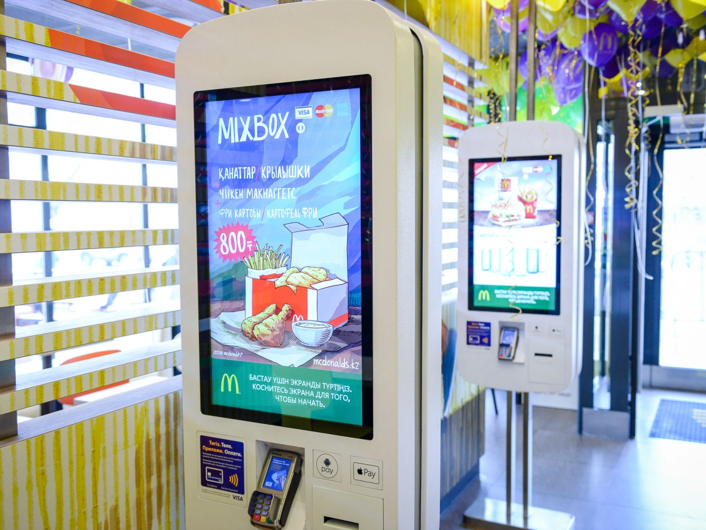 Посетители McDonald&apos;s заказывают больше у киосков самообслуживания