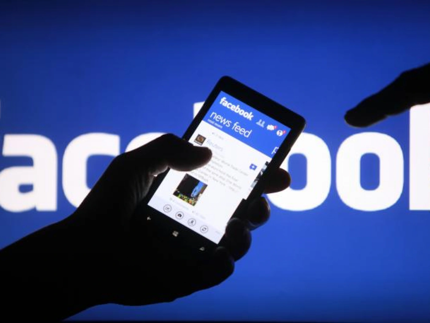 Facebook будет бороться с провокационными заголовками
