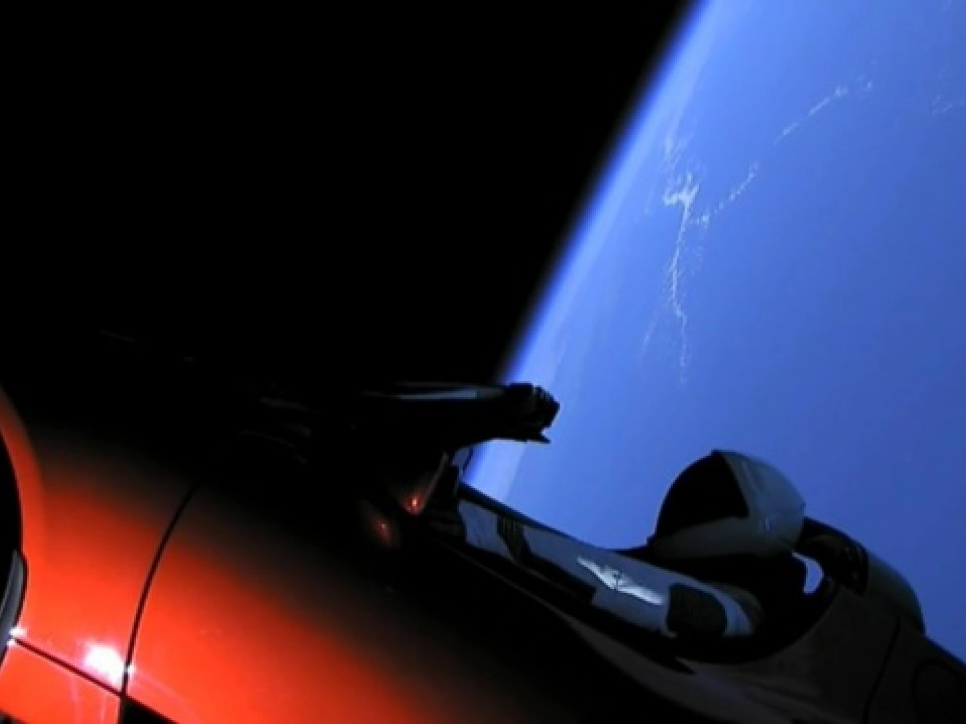 SpaceX запустила самую тяжелую ракету в мире Falcon Heavy