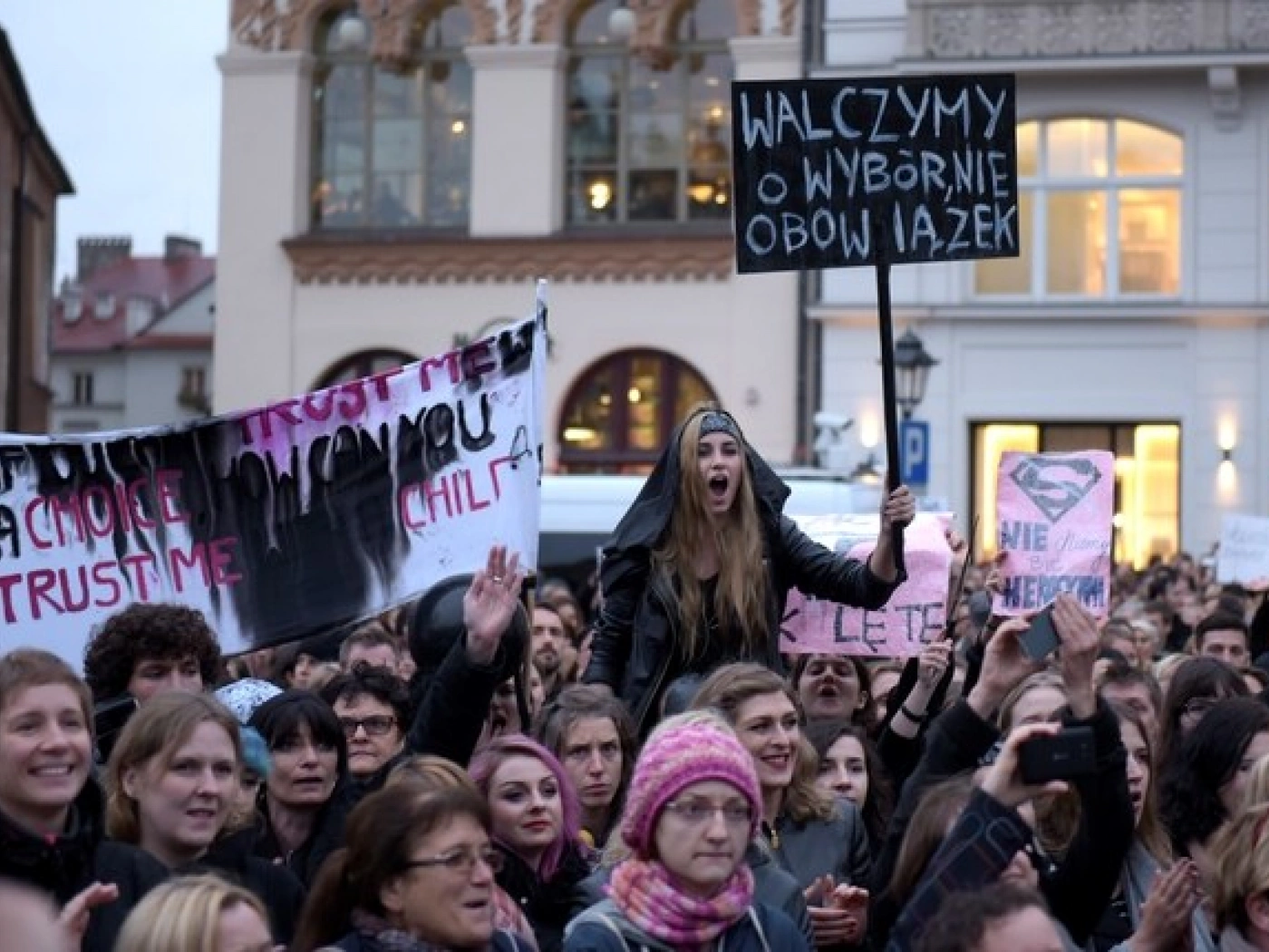 «Черный понедельник»: Польские женщины протестуют против запрета абортов
