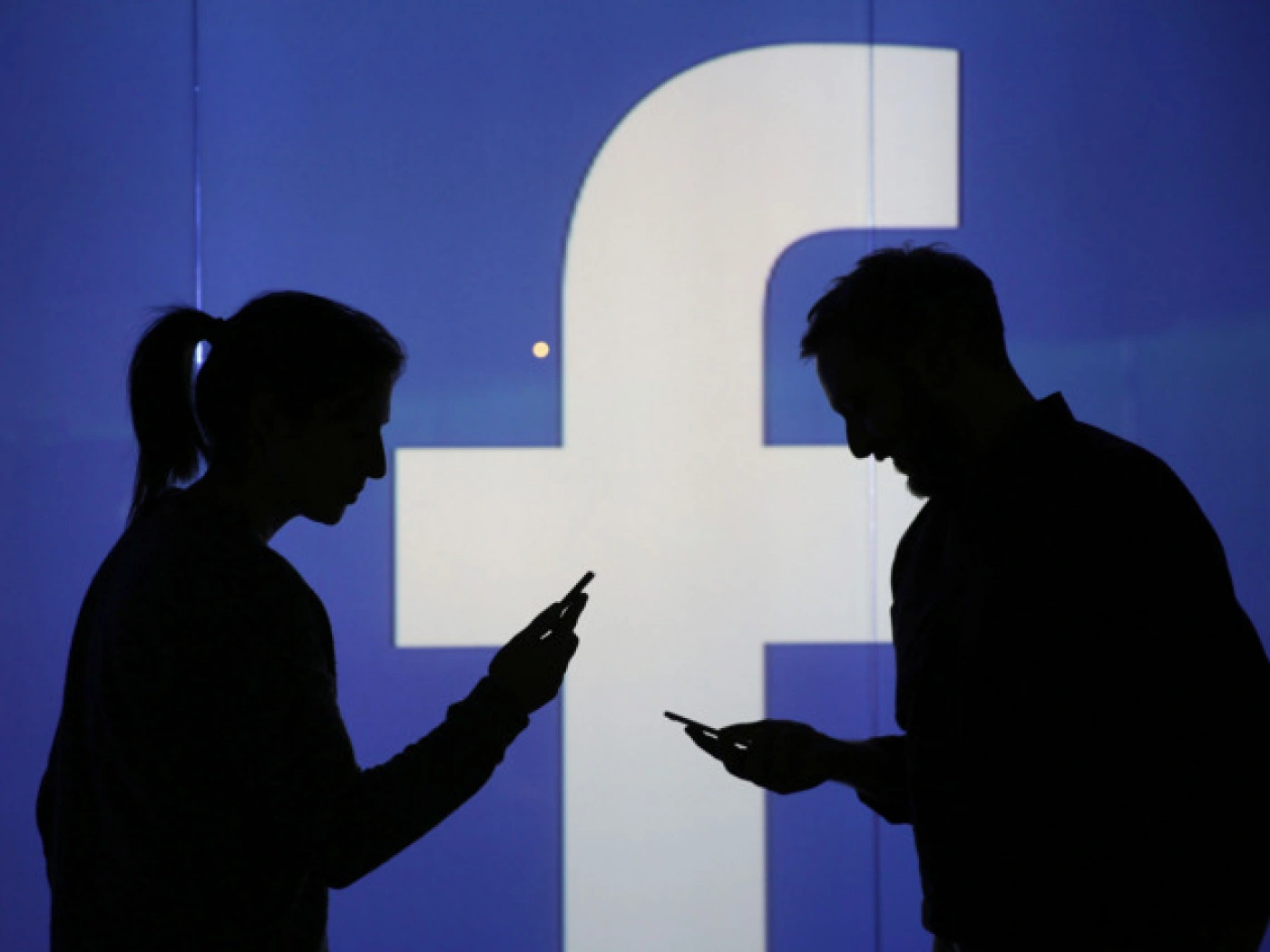 Пользователи Facebook стали проводить в соцсети на 50 миллионов часов меньше в день
