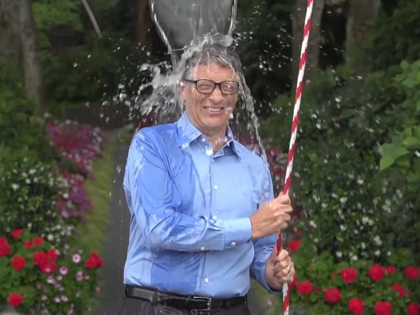 Акция Ice Bucket Challenge помогла разгадать тайну болезни Стивена Хокинга