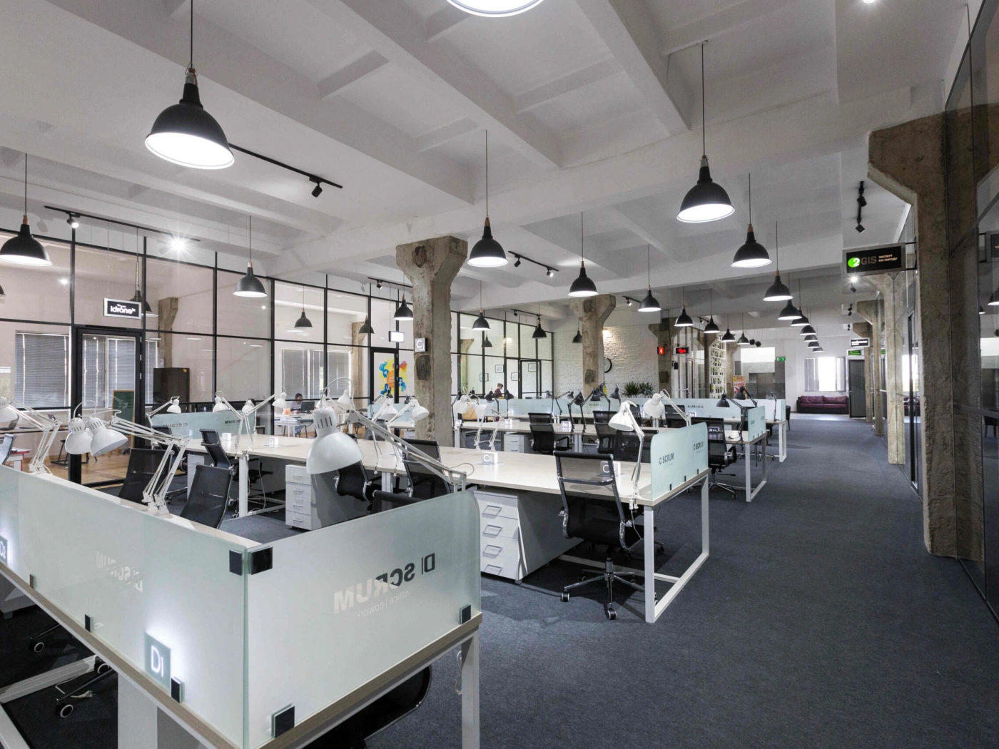 Офис мечты: Библиотека, зона отдыха и высокие потолки в Scrum Coworking