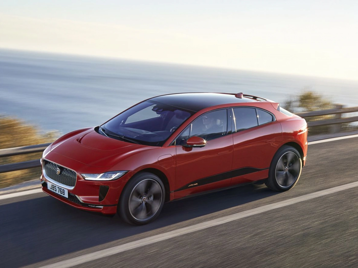 Jaguar анонсировала свой первый электромобиль I-Pace