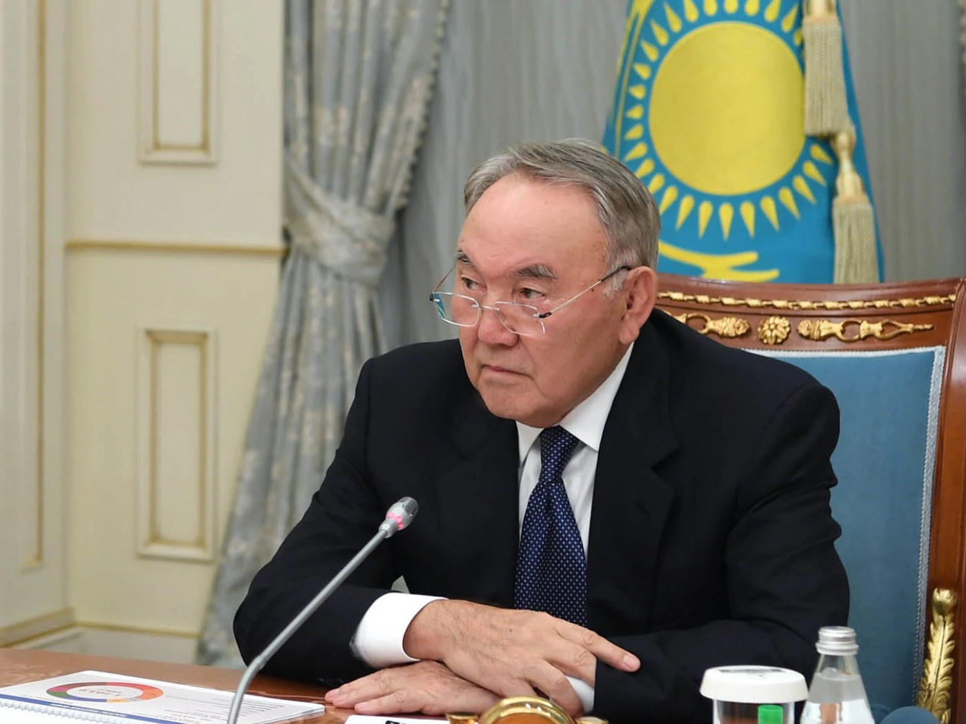 Назарбаев решил сложить полномочия