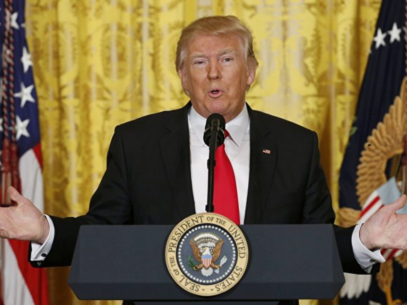 Когда встал не с той ноги: Трамп поругался с журналисткой на пресс-конференции