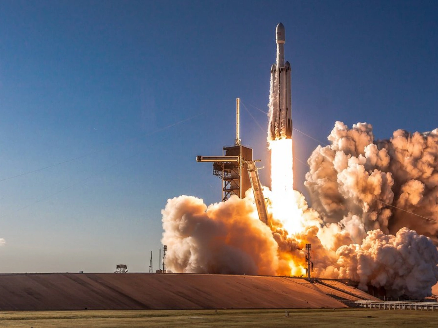 Запуск корабля компании SpaceX перенесён из-за непогоды
