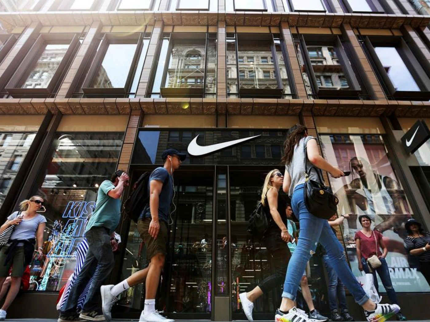 Nike рассматривает полный переход в онлайн