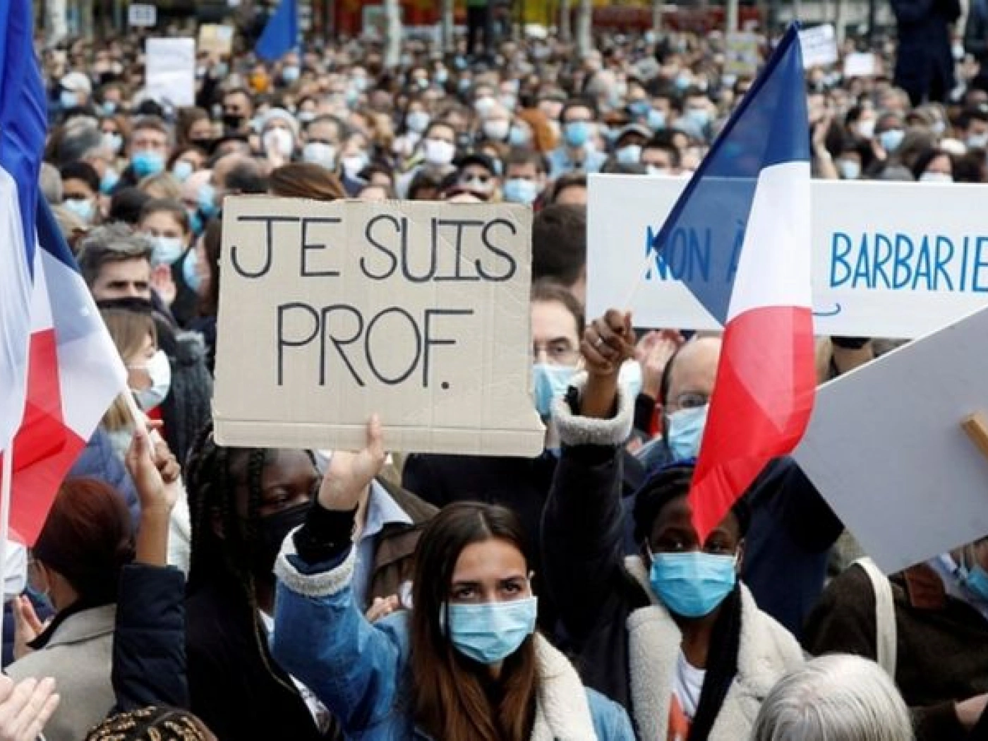 Во Франции учителя вышли на митинг в память об убитом коллеге