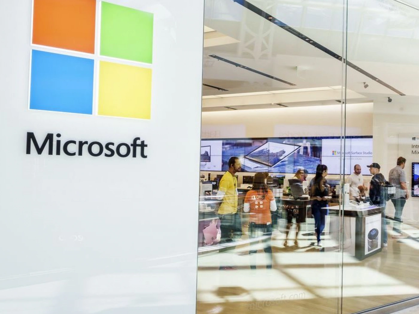 Инженер Microsoft получил девять лет за кражу 10 миллионов долларов у компании