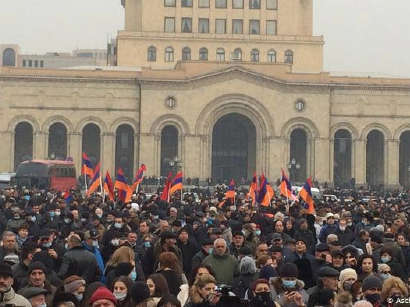 Движение в столице Армении полностью парализовано