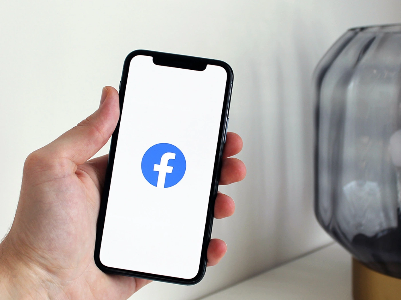 Reset Australia: Facebook таргетировал рекламу табачной и алкогольной продукции на детей