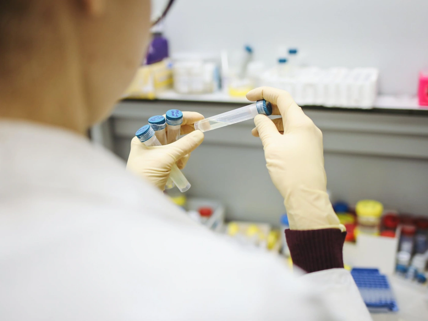 Некоторые страны, использующие вакцины Sinovac Biotech, Sinopharm и AstraZeneca, хотят ввести третьи дозы