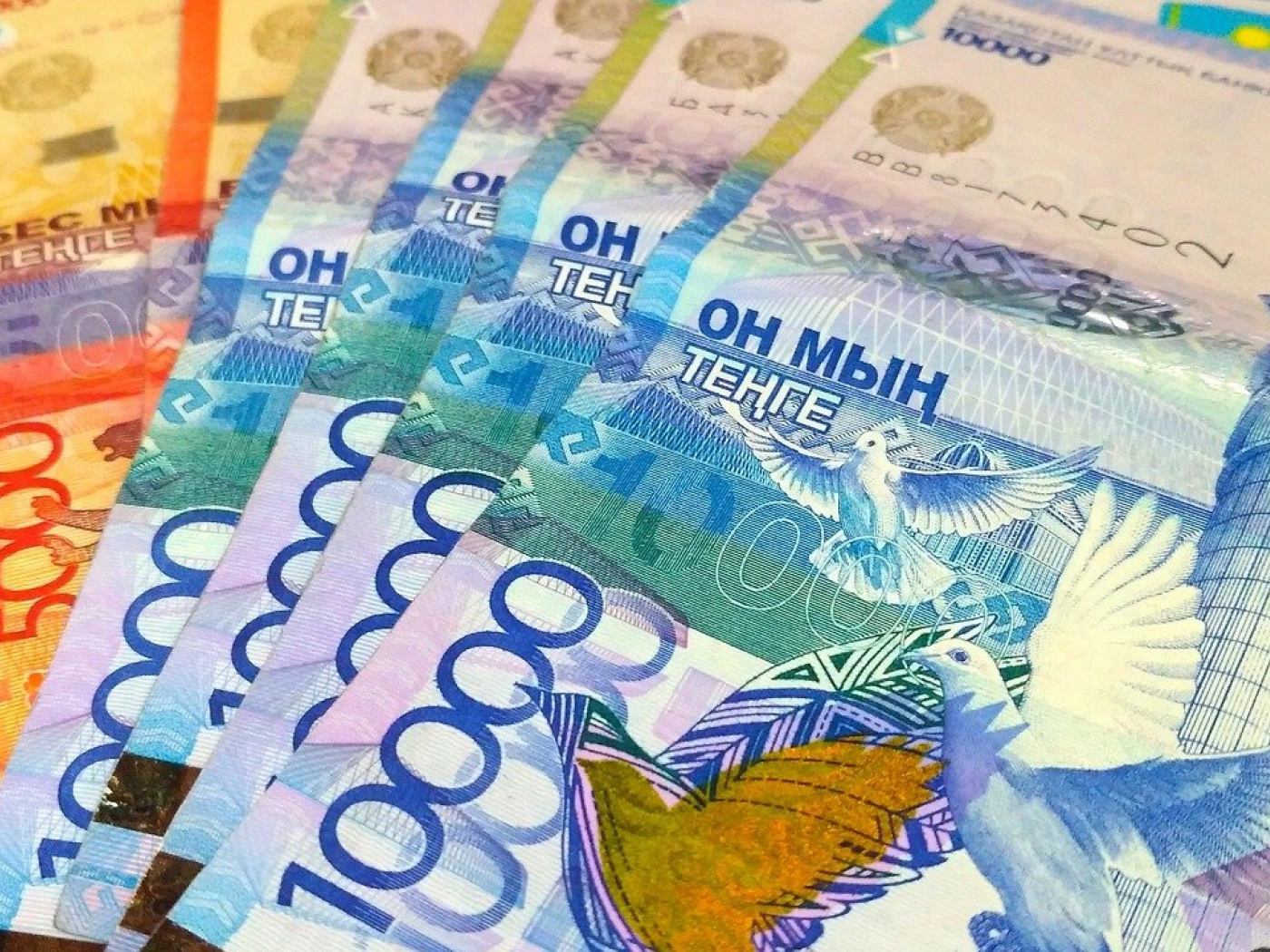 Какими будут минимальные зарплаты и пенсии казахстанцев в 2022 году?