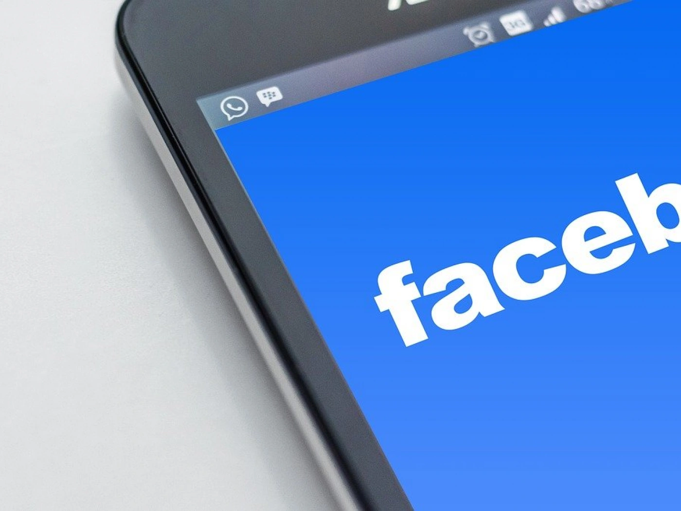Facebook обвинили в лояльности к фейковой информации о коронавирусе