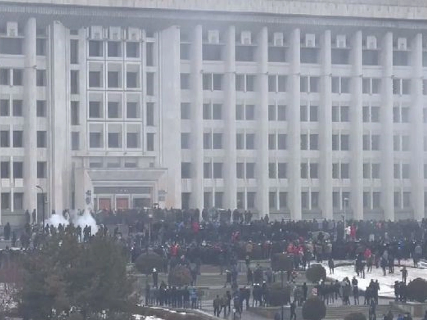 Протестующие ворвались в акимат Алматы