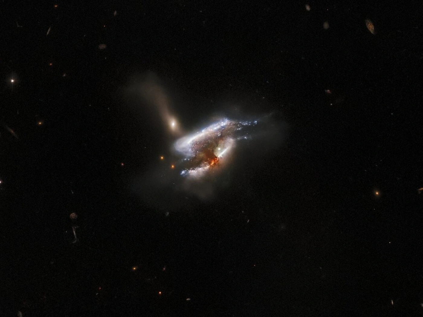 Телескопу Hubble удалось запечатлеть момент столкновения трех галактик