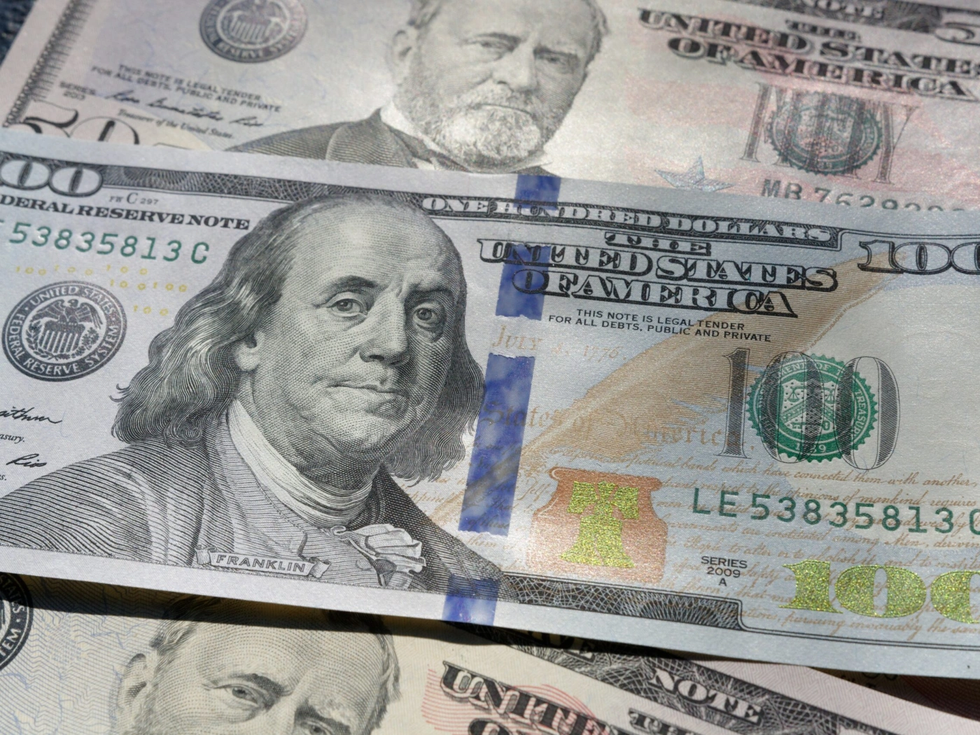 За июнь тенге ослаб по отношению к доллару на 13,3%