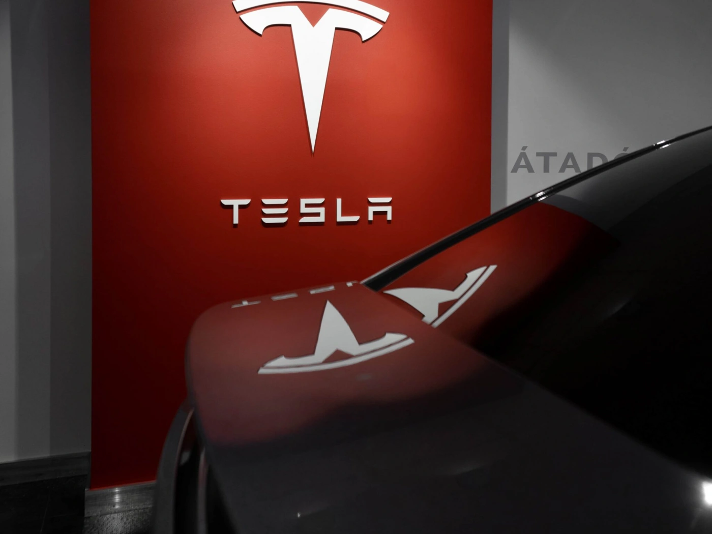 Илон Маск продал акции Tesla почти на 7 млрд долларов