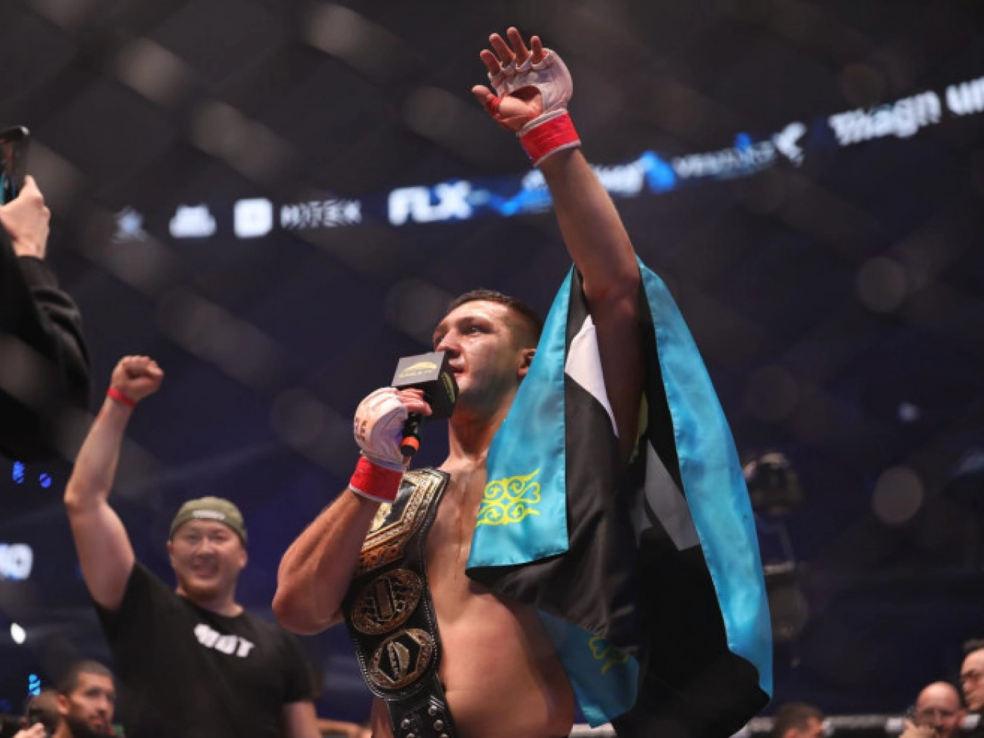 Боец из Казахстана впервые стал чемпионом лиги Хабиба